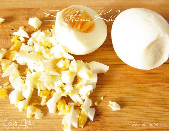 Яйца отварить и порубить