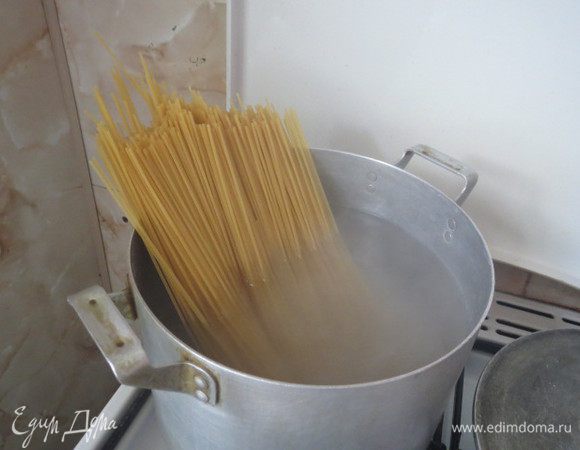 Лапшу отварить в подсоленной воде и откинуть на дуршлаг. Сбрызнуть 1 ст. л. оливкового масла. Перемешать.