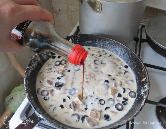 Влить сливки, довести до кипения и варить 5 минут. Подмешать соевый соус, проварить ещё 2-3 минутки и выключить.