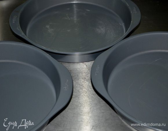 Разогреть духовку на 180 гр. Три формы по 23 см смазать маслом.