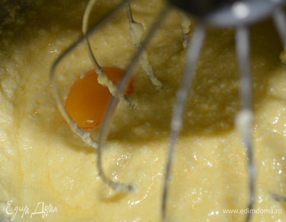 Взбить масло до мягкого состояния. Используем электрический миксер или кухонный комбайн, насадка для теста. Добавить сахар и взбиваем еще 6-8 мин.
Добавить по яйцу за раз, каждый раз перемешиваем.