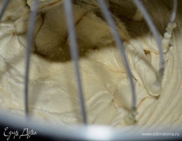 Добавим муку и молоко,начиная мукой и заканчивая мукой. Добавим ванилин и продолжаем взбивать.