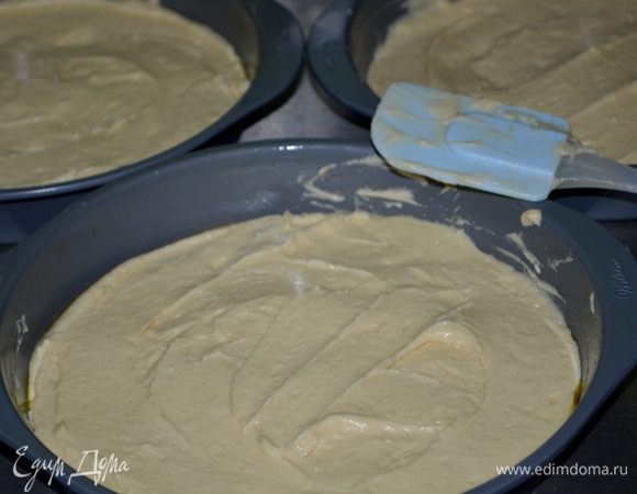 Разложим поделив ровно на три формы, распределим лопаточкой.
Можно использовать две формы, тогда бисквит придется разрезать на 2 части.
Поставим в духовку на 25 мин.