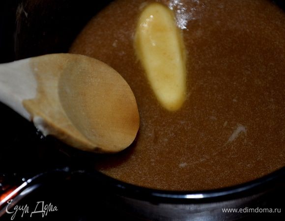 Пока готовится бисквит. Приготовим пропитку. Сливочное масло растопить в кастрюльке добавить коричневый сахар и молоко на среднем огне. Готовим примерно 3-5 мин. Снимем с огня и добавим ванилин.