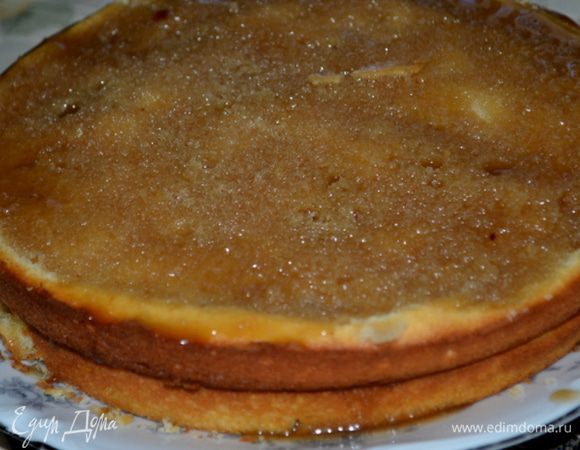 Как бисквит готов, снимем его из формы, я сверху срезала корочку верхную со всех трех бисквитов. Польем пропиткой каждый бисквит и сложим друг на друга.