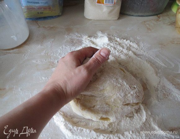 Взбить яйца с сахаром. Добавить сметану, растопленное масло, ванилин и муку с разрыхлителем. Замесить тесто. Оно должно быть ОЧЕНЬ нежным. Не переборщите с мукой.