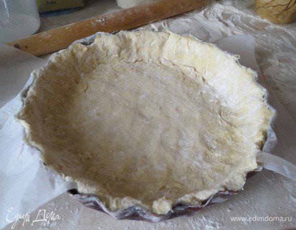 Распределить тесто по форме с бортами. Наколоть вилкой и поставить в духовку на 10 минут.