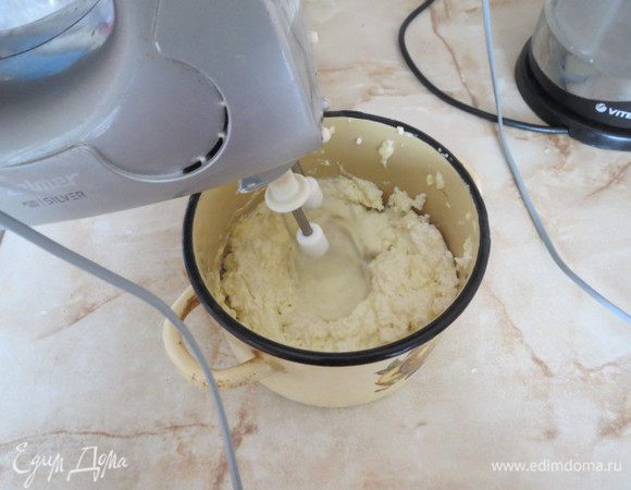  Приготовить начинку:
Творог растереть с мягким маслом. Смешать с яйцом, сахаром и ванилином.
