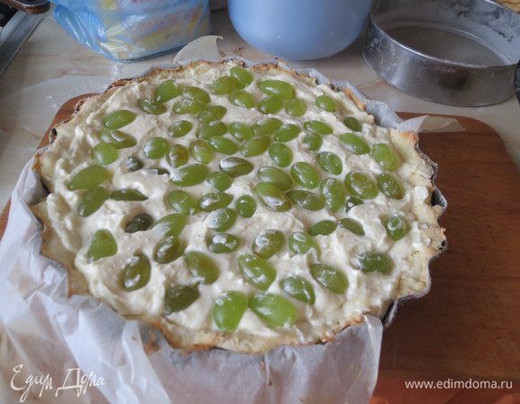 Выложить на подпечённое тесть и разровнять. Сверху равномерно распределить виноград и слегка притопить его в начинку.