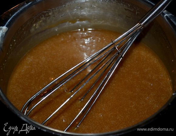 Для глазури.
Сливочное масло растопим в кастрюльке на среднем огне,помешивая. Добавим сливки,если жидко можно не добавлять. Как закипит добавим сахарную пудру и ванилин. Снимем  с огня и взбить,чтоб сахарная пудра вся разошлась и стала гладкой.