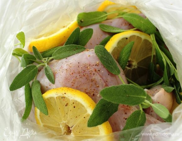 Кролика помыть, натереть смесью соли и перца, сложить в полиэтиленовый пакет, добавить порезанный колечками лимон и веточки шалфея, залить вином. Завязать пакет и замариновать в течение 2-х часов.