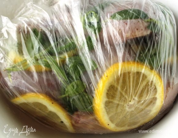 Пакет нужно периодически переворачивать, чтобы мясо равномерно промариновалось.