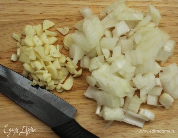 Лук и чеснок нарубить.