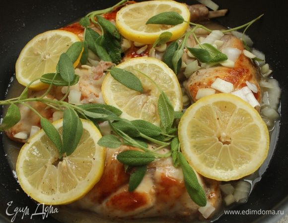 Залить маринадом, выложить лимон и шалфей. Довести до кипения и тушить на слабом огне 50 минут. Перед подачей колечки лимона  и веточки шалфея убрать. По желанию можно добавить свежий лимон. Приятного аппетита!!!