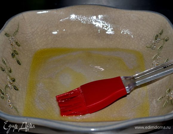 Слить воду . Жаропрочное блюдо смазать оливковым маслом или сковороду для духовки.