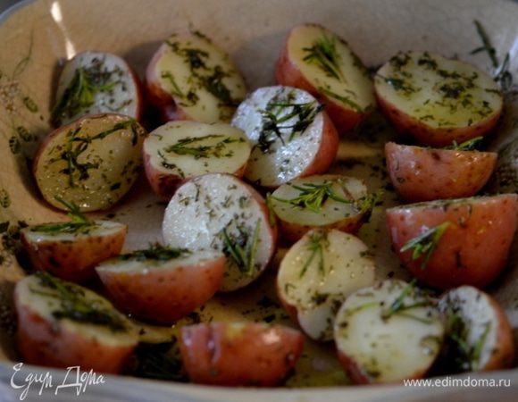 Выложить все травы и соль с перцем на это блюдо. Каждый картофель обвалять в нем. Поставить в разогретую духовку и готовить 20-30 мин.или до готовности.
