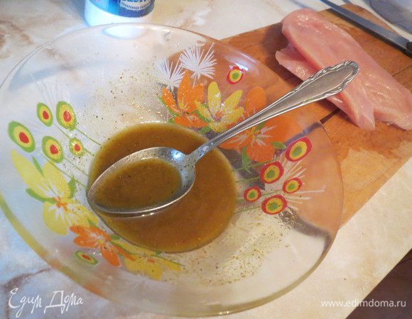 Масло смешать с лимонным соком, 1 ч. л. карри и щепоткой соли.