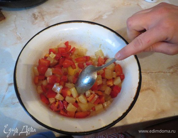 Ананасы и перец нарезать кубиками. Добавить к маринаду и перемешать.