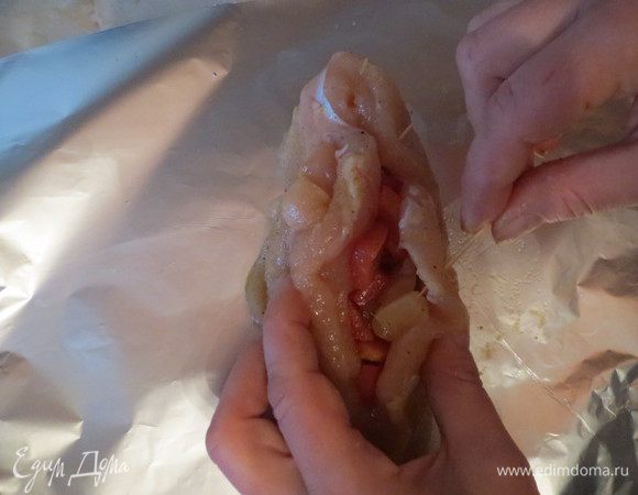 Кармашки заполнить начинкой, сколоть края зубочистками.