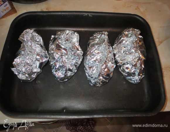 Каждый кармашек завернуть в фольгу и запекать в заранее разогретой до 200 градусов духовке  в течение 45 минут.