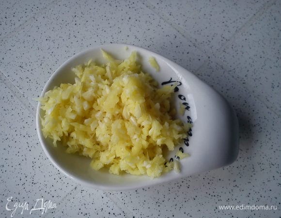 Измельчить чеснок и имбирь, можно в процессоре или на терке.