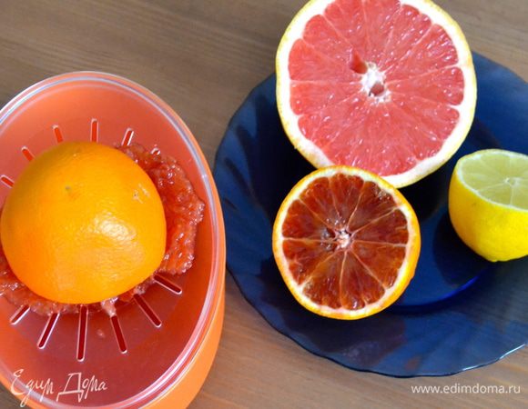 Выдавить сок из всех цитрусовых. И поставить вариться рис.