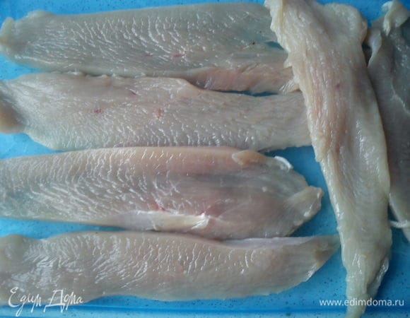 Нарезать индюшиное филе на 12 тонких полосок.