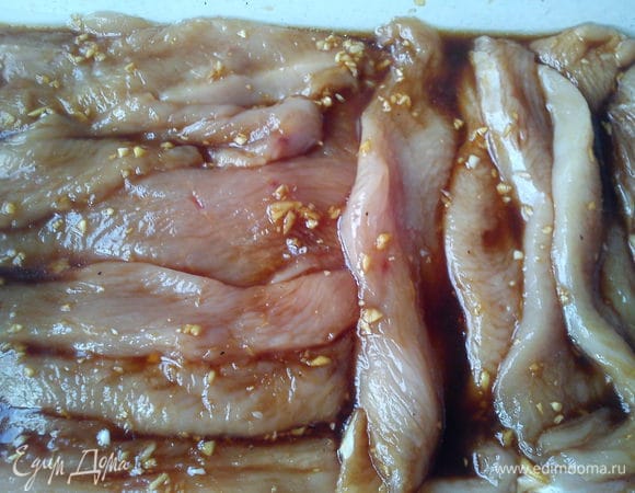 Смешать в неглубокой прямоугольной миске соевый соус, уксус, мед, масло. Добавить чеснок, имбирь и перец. Выложить полоски в миску.  