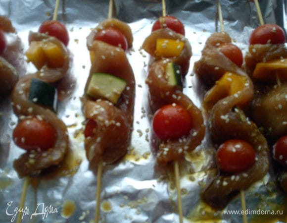 Нанизать на 12 шампуров так, чтобы полоски индейки переплетались вокруг овощей. Выложить шашлычки на противень, покрытый фольгой. Смазать сверху маринадом,посыпать кунжутом и жарить под грилем 3-4 минуты, перевернуть и жарить еще 3-4 минуты.