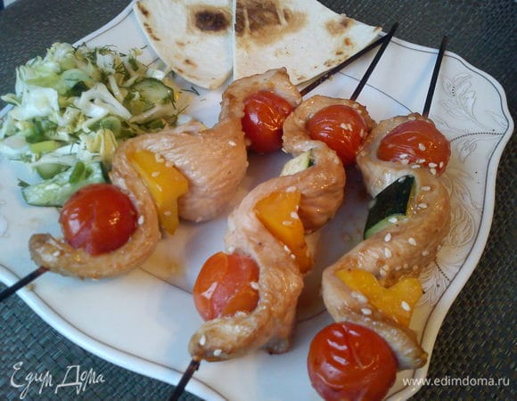 Пока мясо жарится, можно нарезать салат из капусты. Подавать мясо с салатом и питтой. 