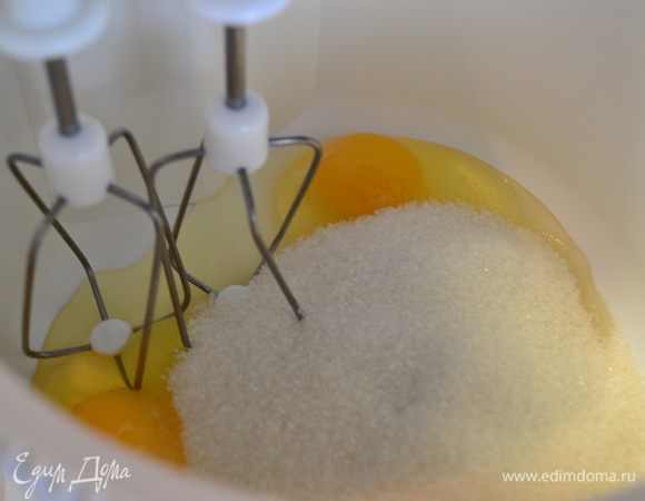 Яйца взбить с сахаром до состоянии жидкой сметаны.