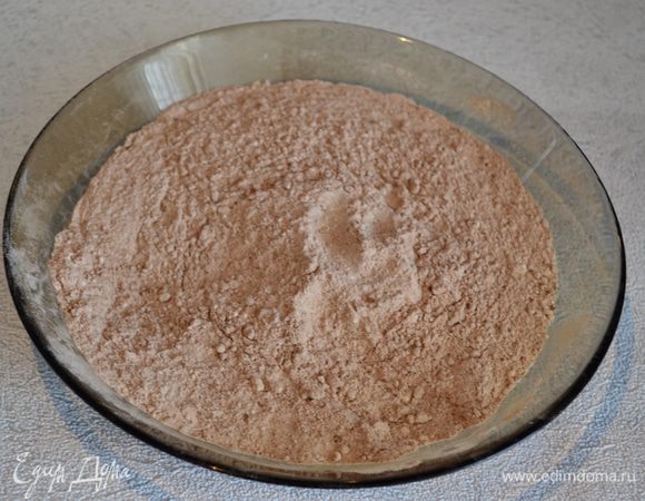 Муку смешать с какао.