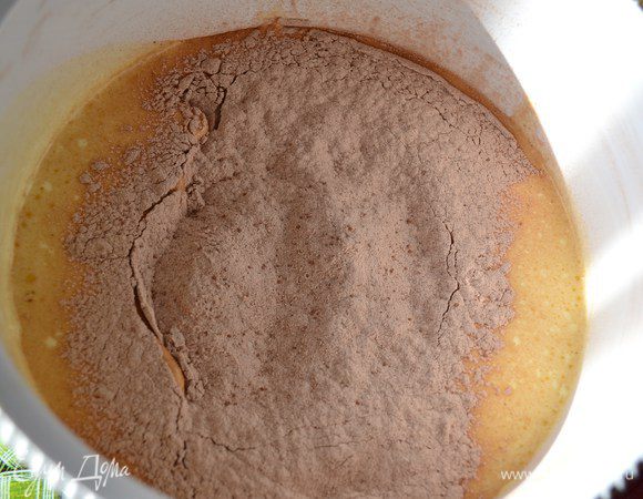 В 2-3 приема добавить просеянную смесь, постоянно хорошо перемешивать либо силиконовой лопаткой, либо руками, как это делаю я.