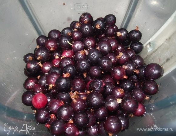 Смородину измельчить в блендере. 