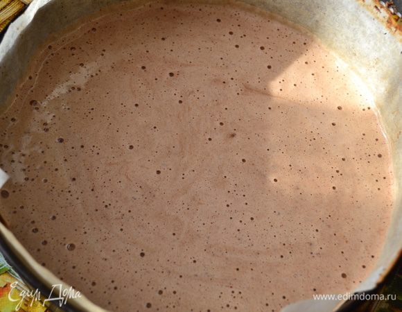 Готовое тесто вылить в форму, по желанию ее можно застелить пергаментной бумагой (дно и бока). Выпекать при 180С 30-40 мин.