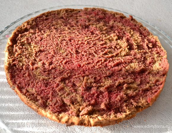 Бисквит нужно разрезать на 2 части таким образом, чтобы одна часть была очень тонкой, а вторая в 2-3 раза толще, чем первая. Хорошо пропитать сиропом, в котором настаивалась вишня. В корже, который толще, с помощью ложки выбрать середину (6 ст.л. и отложить 1 ст.л. для украшения).