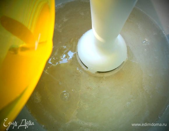 И сразу вливаем его,взбивая,в сахарный сироп!