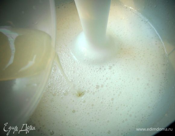 Добавляем сок половинки лимона или лайма или лимонную кислоту на кончике ножа,продолжая взбивать.