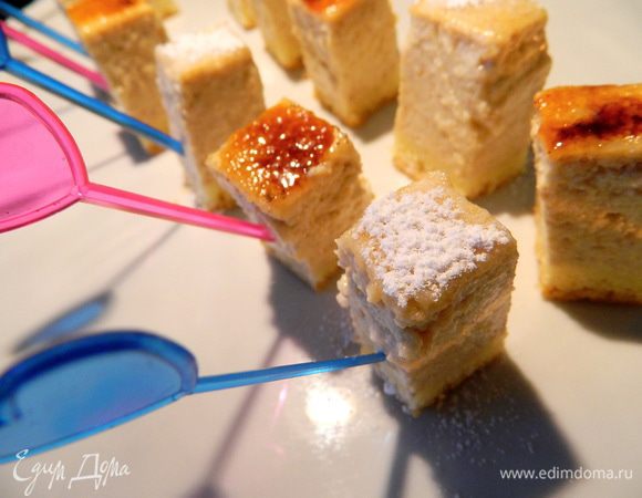 Можно чизкейк нарезать на канапе и подавать с разными соусами.