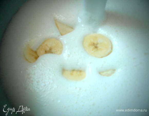 И отправляем бананы в массу,пока она не схватилась! Взбиваем!