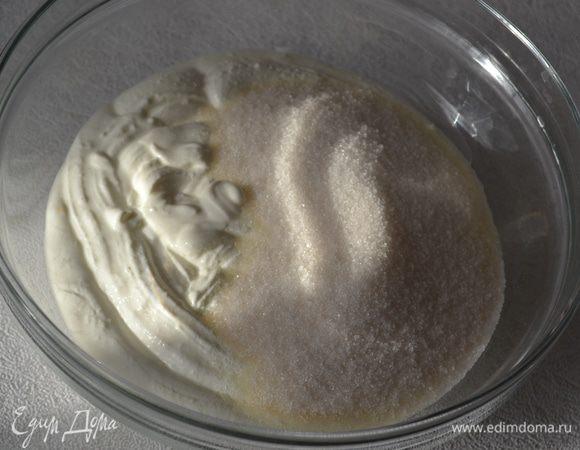 Также за 4-6 часов я выкладываю сметану в  марлю, сложенную в 3-4 раза, затем кладу эту марлю в дуршлаг и в высокую кастрюлю, куда стекает сыворотка. Так сметана намного гуще и, мне кажется, что даже вкуснее :). Сметану взбить с сахаром и зернами ванили. Отложить 4 ст.л. для пропитки и 4 ст.л. для украшения.