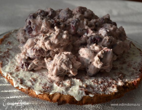 Корж, который побольше, покрыть 2 ст.л. сметаны. Выложить весь крем. 