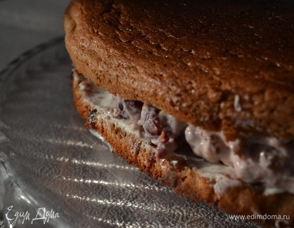 Второй крем также покрыть  2 ст.л. сметаны. И накрыть им крем с коржом. 