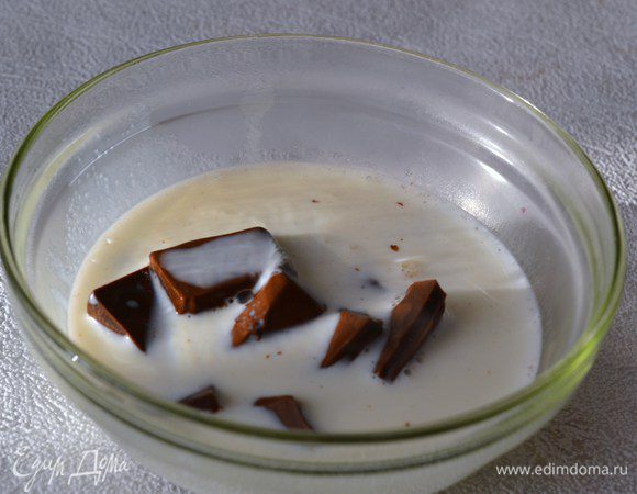 Шоколад растопить со сливками. И покрыть им торт.