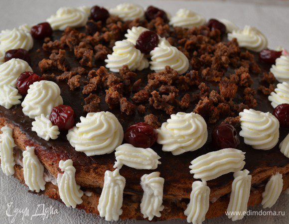 Готовый торт украсить вишнями и сметанной на ваше усмотрение.
Приятного аппетита!
