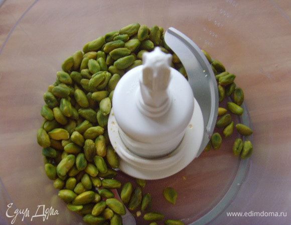 Начинка: Фисташки порубить( не мелко.)