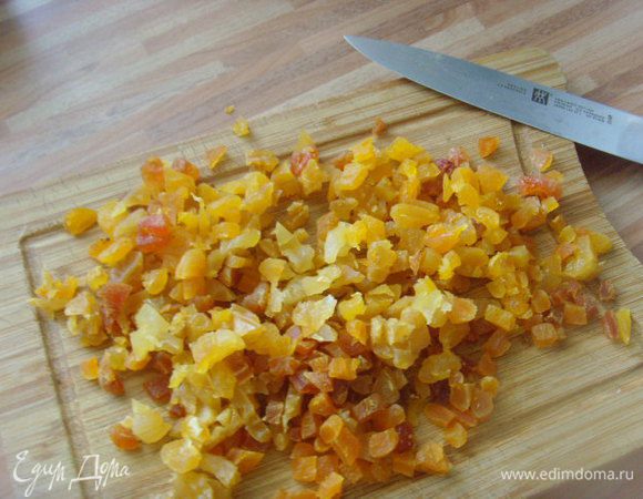 Курагу накрошить. Отставить чуть фисташек и кураги в сторону для оформления.