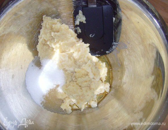 Марципан взбить в блендере с белком,  ромом  и сахаром  до кремообразного состояния.