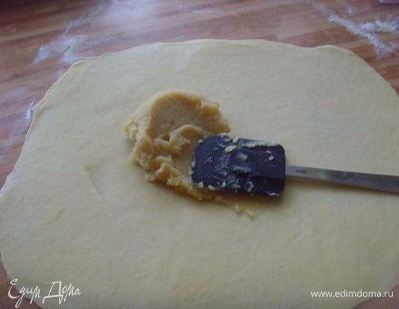  Подошедшее тесто разделить на 2 равные части, каждую из которых отдельно раскатать скалкой в прямоугольник  20x50 см.
На каждый  пласт теста равномерно распределить марципановую начинку.
