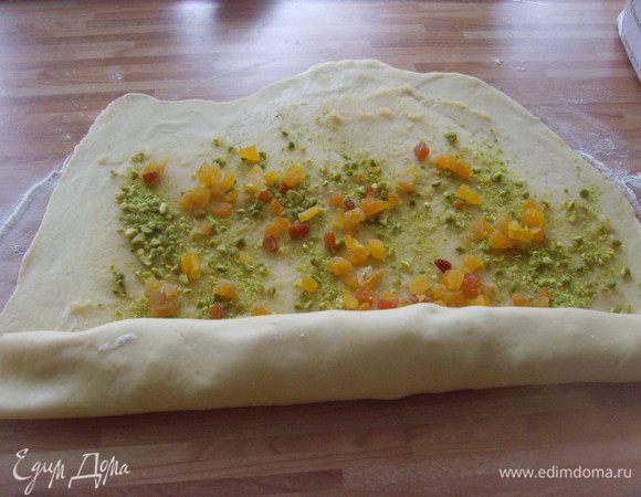 и скатать  рулетом по длине, концы защипнуть к верху.